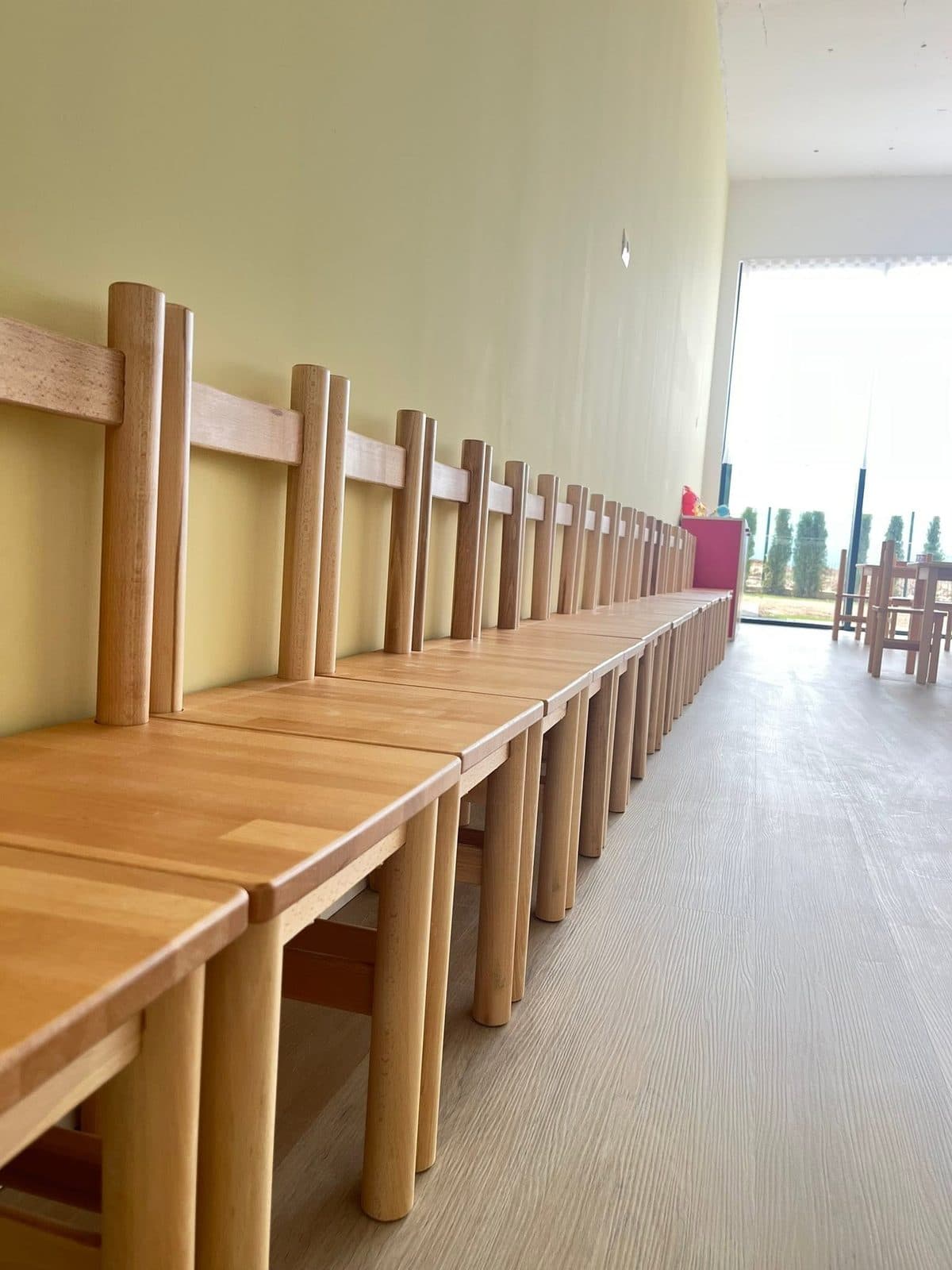 Fëmijë në një klasë kopshti me mobilje druri